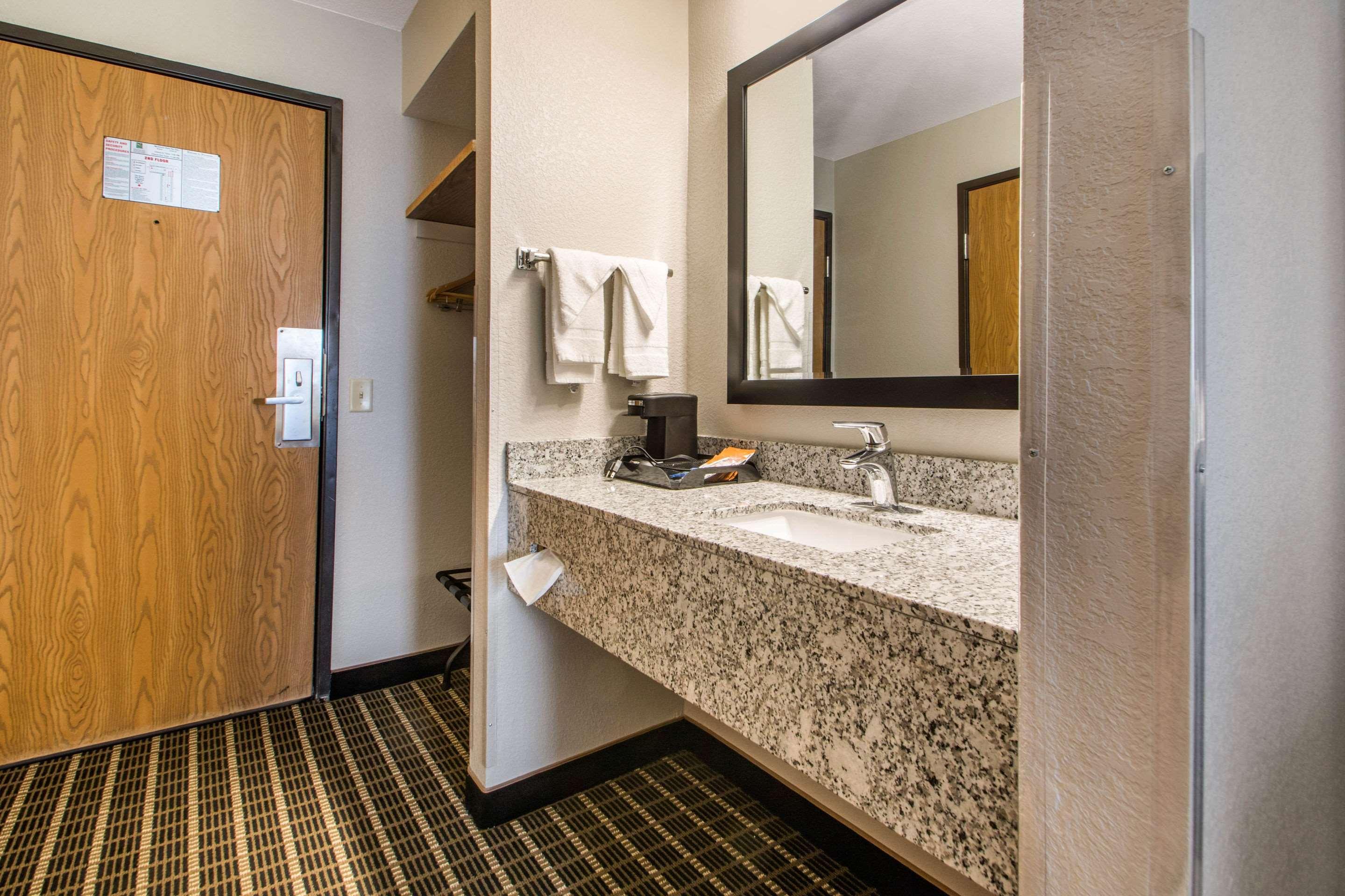 Quality Inn Madison West Near University Area Exterior photo