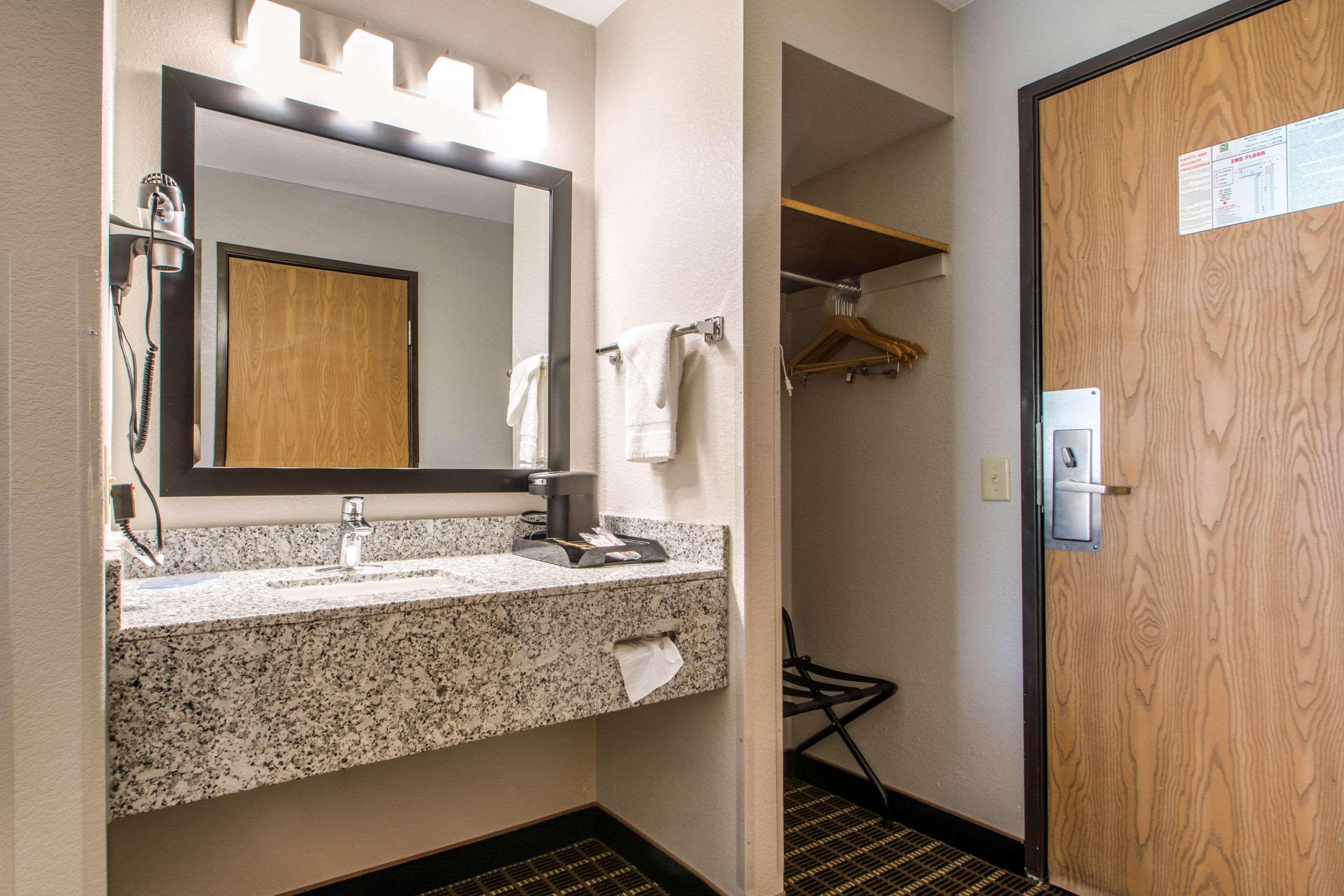 Quality Inn Madison West Near University Area Exterior photo